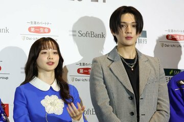 森香澄アナウンサー（左）と「ＦＡＮＴＡＳＴＩＣＳ」の八木勇征