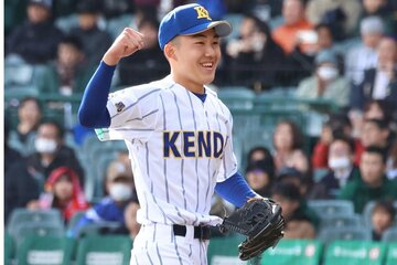 ガッツポーズする健大高崎の石垣