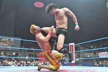 ３冠王者の宮原健斗(左)を、あと一歩まで追い詰めた安齊勇馬