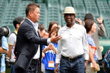 金村義明氏(左)と話すロベルト・バルボン氏（２０１５年）