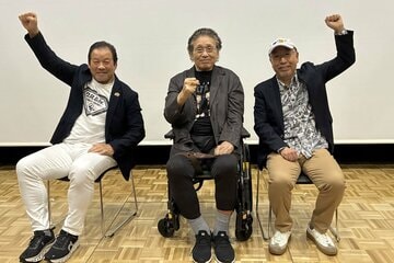 （左から）藤波辰爾、天龍源一郎、MCの小佐野景浩氏