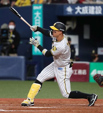  ４回表、ライトへタイムリーツーベースを放った阪神・佐藤輝明(東スポWeb)