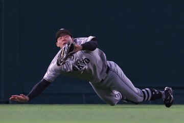 ２回、大山の打球をキャッチする巨人・佐々木