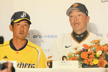 中信・平野監督(左)と談笑する阿部監督