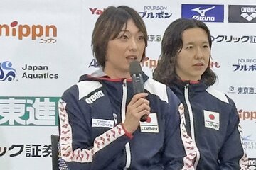 会見で意気込みを語った鈴木聡美(左)