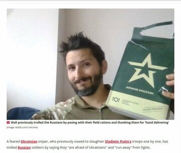  野外配給を手にポーズを取るワリ（インターネットから）