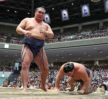 豊昇龍は霧島を下し無傷の１１連勝