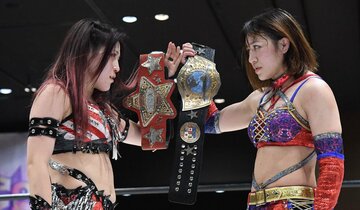  朱里（右）とにらみ合う林下詩美（東スポWeb）