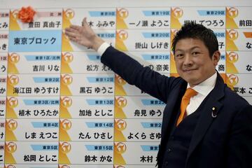 花を付けた参政党の神谷宗幣代表