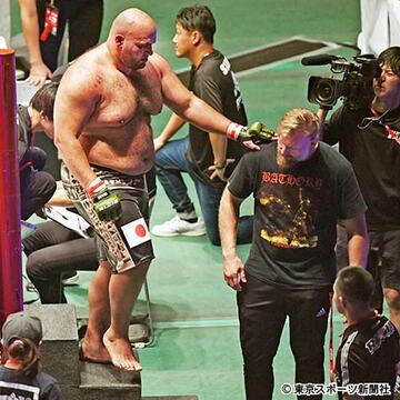  試合後、肩を落として引き揚げる大砂嵐。右はバーネット