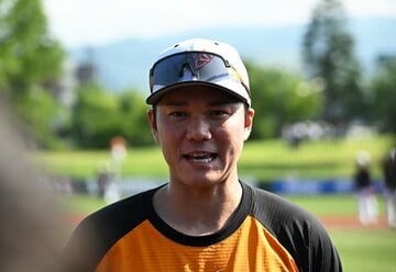 囲み取材を受ける坂本勇人