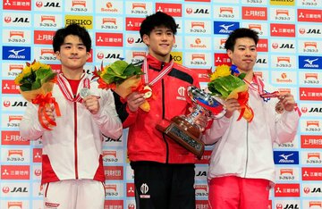  男子は橋本大輝(中)が貫禄の優勝となった（代表撮影）