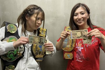 お年玉袋の中身に笑顔が弾ける青野未来(右)と、顔色が変わる岩谷麻優