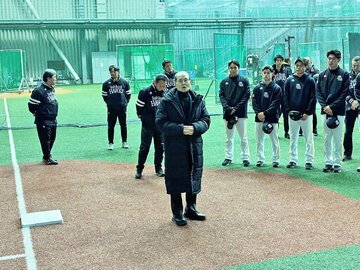 キャンプ初日にあいさつするソフトバンク・王球団会長(中)