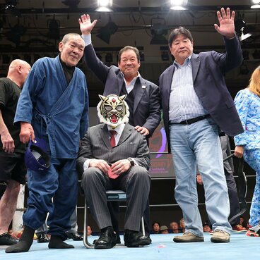 新日本時代の盟友・藤原喜明(左)、藤波辰爾(奥)、前田日明氏(右)に45周年を祝福された初代タイガーマスク