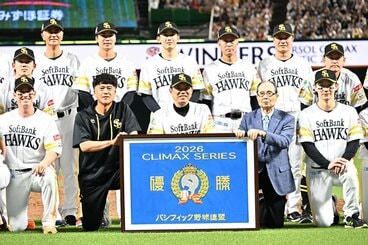 ＣＳ突破で記念撮影を行ったソフトバンク・小久保監督(前列中央)