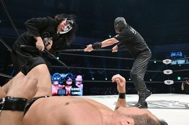 ヨシ・タツにさすまたを振るうマイバッハ谷口
