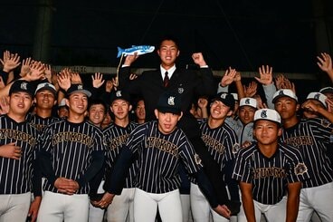 日本ハムから2位で指名されナインに祝福される九州国際大付・牟礼