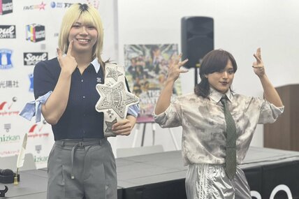 タッグパートナーの飯田沙耶(右)を挑戦者に指名したワンダー王者・羽南