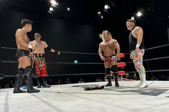 河上（右）とストーム（左から3人目）から挑戦表明を受けた石田（左）