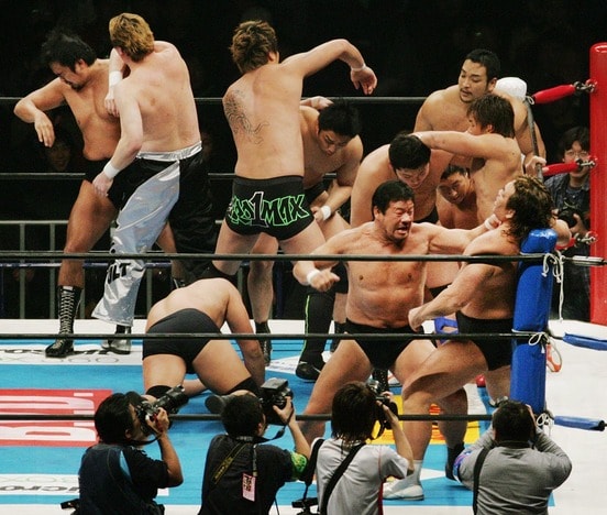 長州にパンチを見舞う藤波。リング上はまるでバトルロイヤル(2006年1月、東京ドーム)