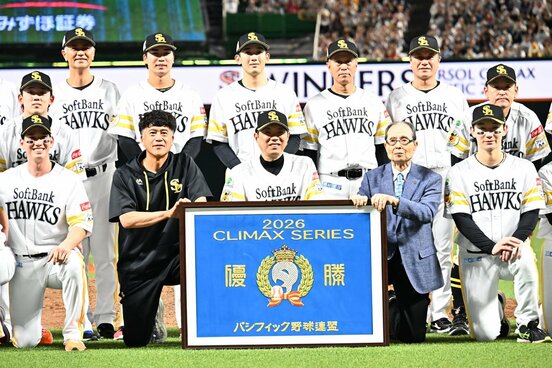 CS突破で記念撮影を行ったソフトバンク・小久保監督(前列中央)