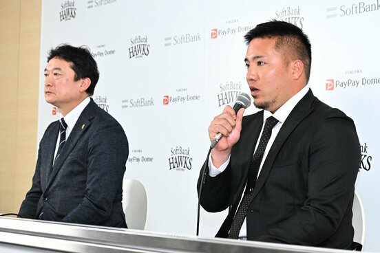 会見する三笠杉彦ＧＭ（左）と山川穂高