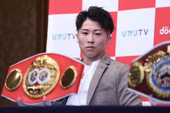 返上するベルトを見つめる井上尚弥