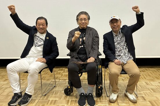 (左から)藤波辰爾、天龍源一郎、MCの小佐野景浩氏