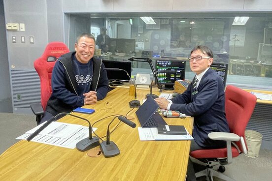 左から井上一樹監督、源石和輝アナウンサー