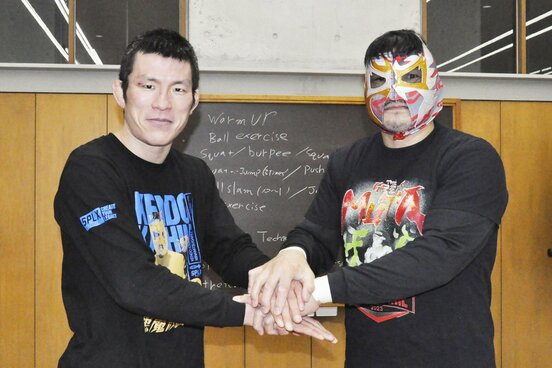 普段は協力関係？の青木真也(左)とケンドー・カシンだが…