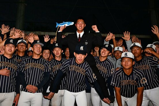 日本ハムから2位で指名されナインに祝福される九州国際大付・牟礼