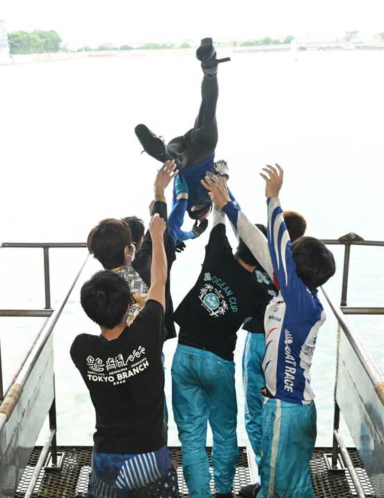  水神祭を行った関浩哉（東スポWeb）