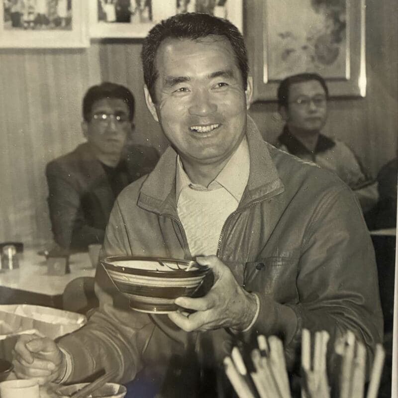 「重乃井」のうどんを前に笑顔の長嶋さん