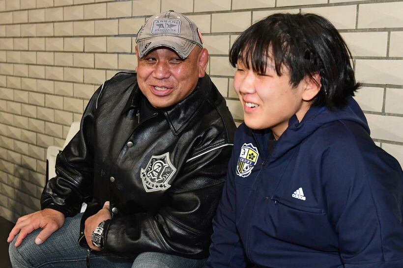 藤田眞妃琉（右）と父・藤田和之