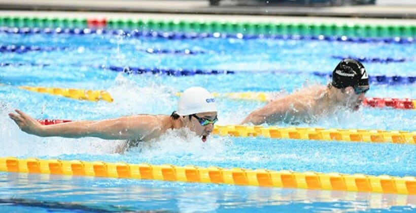  予選で対決した瀬戸大也(左)と萩野公介