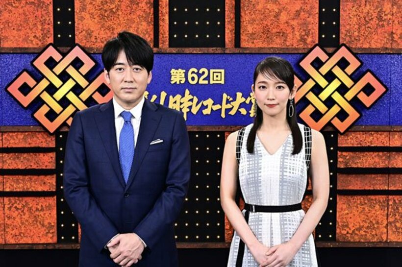  ２０２０年レコード大賞司会者の安住紳一郎アナ(左)と吉岡里帆