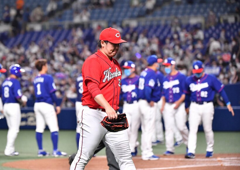  広島・菊池保(中)は押し出し四球でサヨナラを許し、ガックリ（東スポWeb）