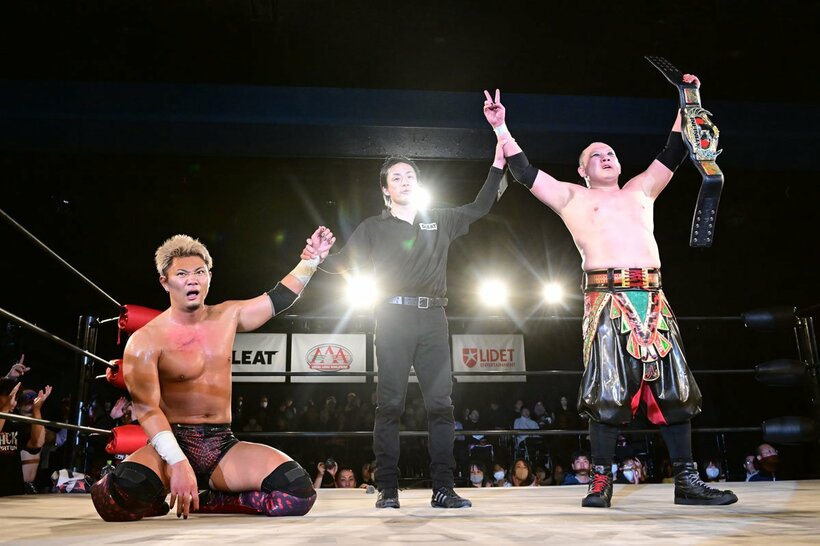 タッグ王座を防衛した石田凱士(左)とKAZUMA SAKAMOTO