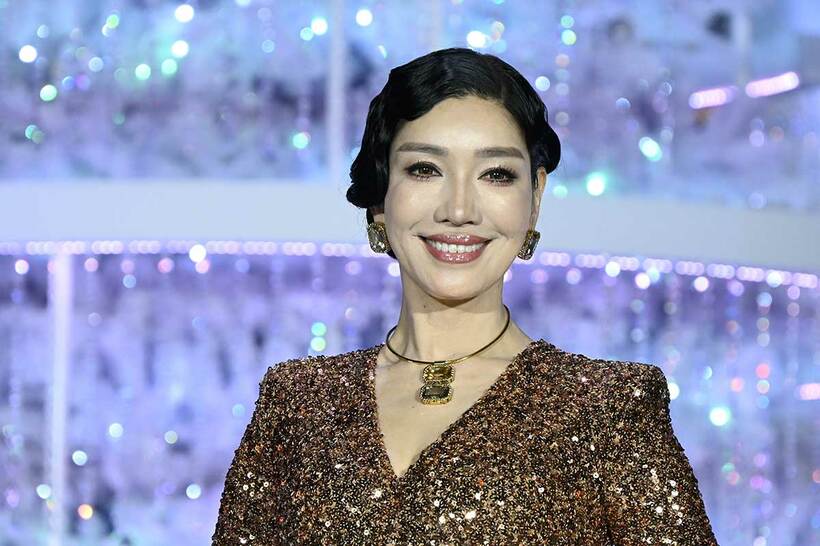 金ラメのワンピースでクリスマスツリー点灯式に出席したアンミカ
