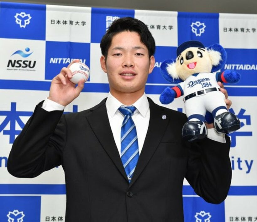  ドアラを手に笑顔の日体大・森