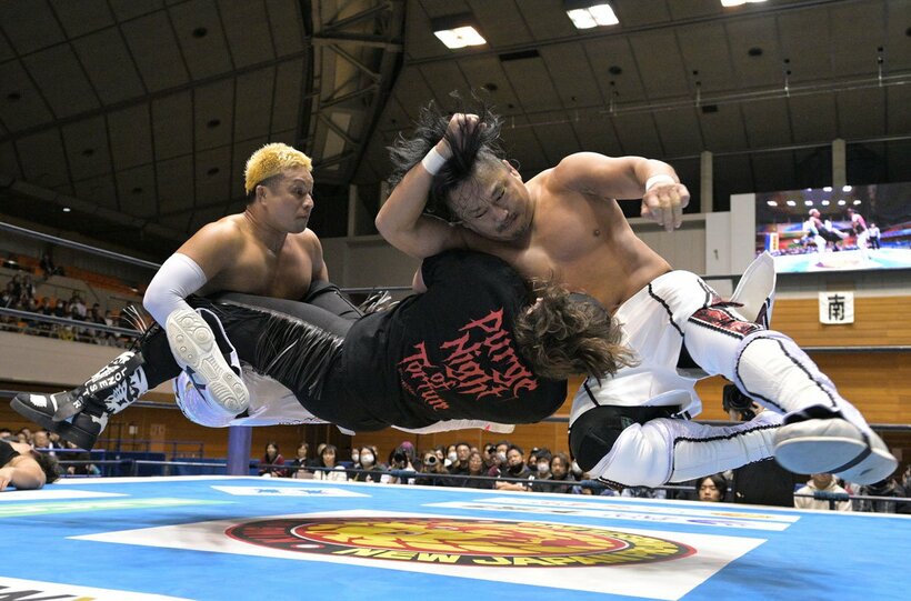 チェーズ・オーエンズを攻める後藤洋央紀（右）とYOSHI－HASHI（左）