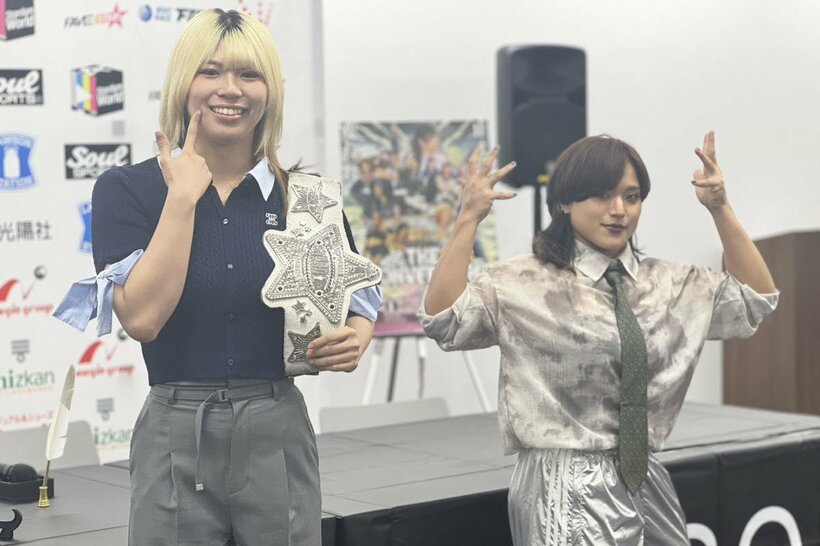 タッグパートナーの飯田沙耶(右)を挑戦者に指名したワンダー王者・羽南