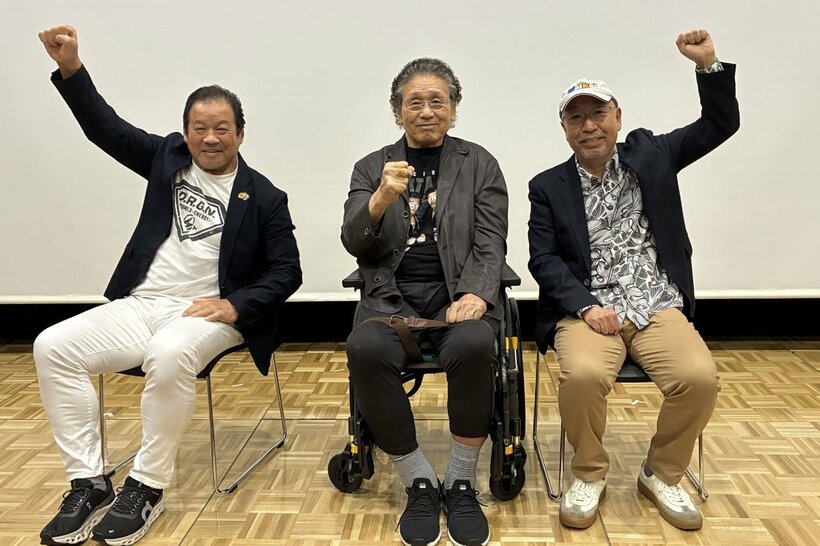 （左から）藤波辰爾、天龍源一郎、MCの小佐野景浩氏