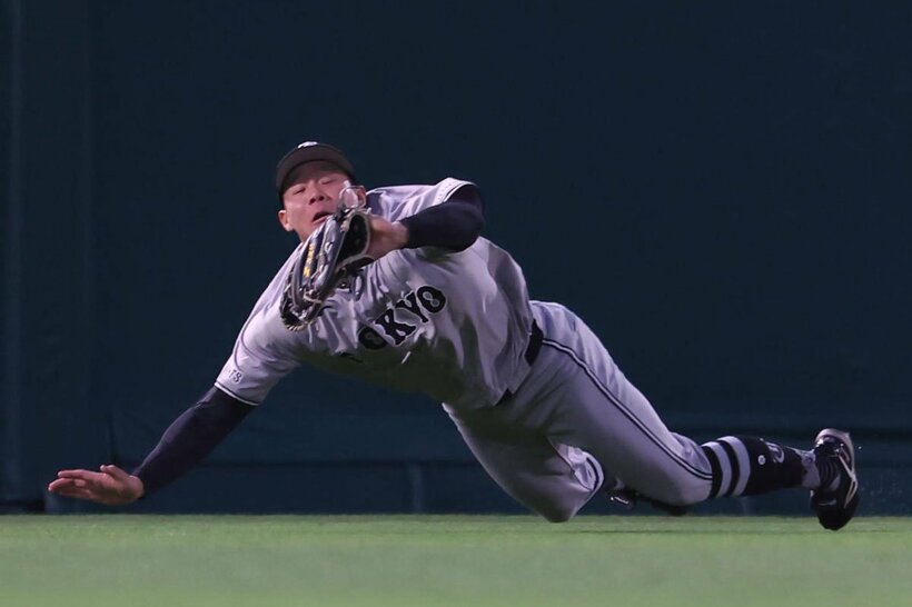 ２回、大山の打球をキャッチする巨人・佐々木