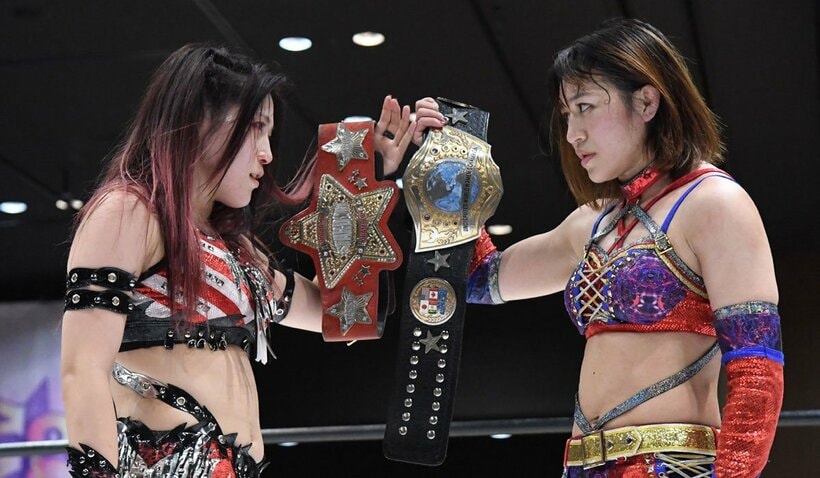  朱里（右）とにらみ合う林下詩美（東スポWeb）