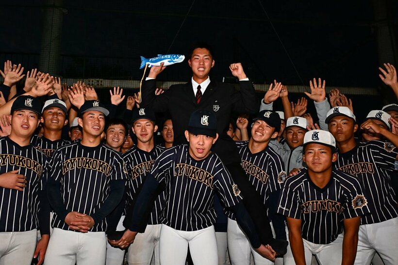日本ハムから２位で指名されナインに祝福される九州国際大付・牟礼