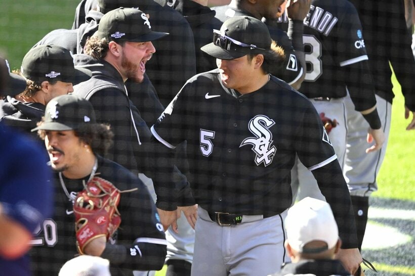 初戦に勝利し喜ぶ村上宗隆（ロイター）.