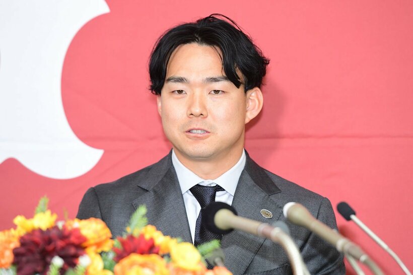 入団会見を行った小笠原慎之介