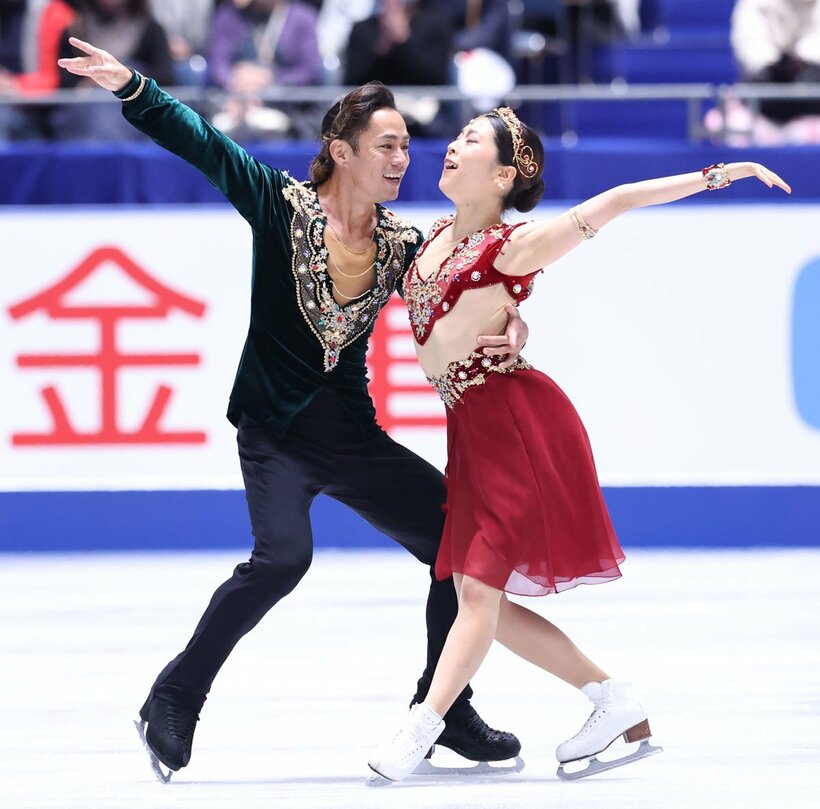  高橋大輔（左）と村元哉中（東スポWeb）